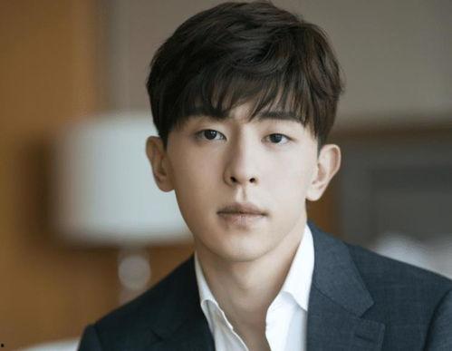 邓伦爆料脱鞋视频,真实瞬间引发网友热议